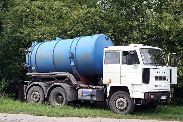 Wylewanie szamba na własną posesję