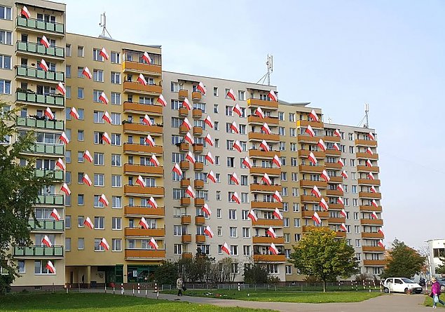 alt='Brdno wituje. Setki polskich flag w oknach'