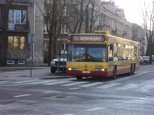 alt='Autobus znika z Przybyszewskiego'