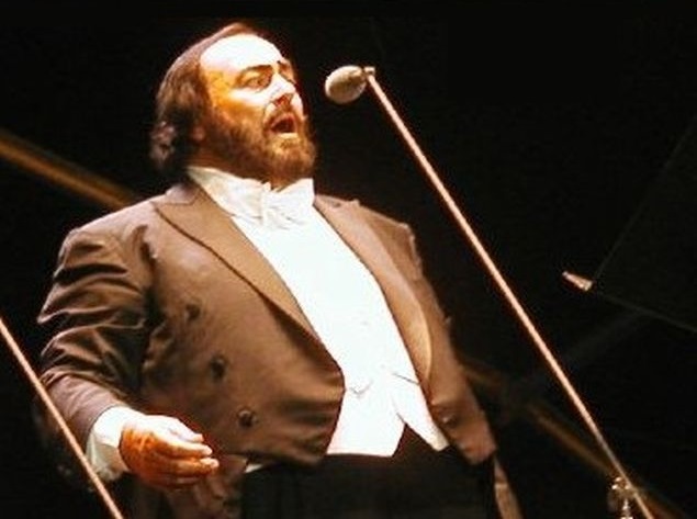 alt='Pavarotti ponad podziaami. piewak patronem ulicy'