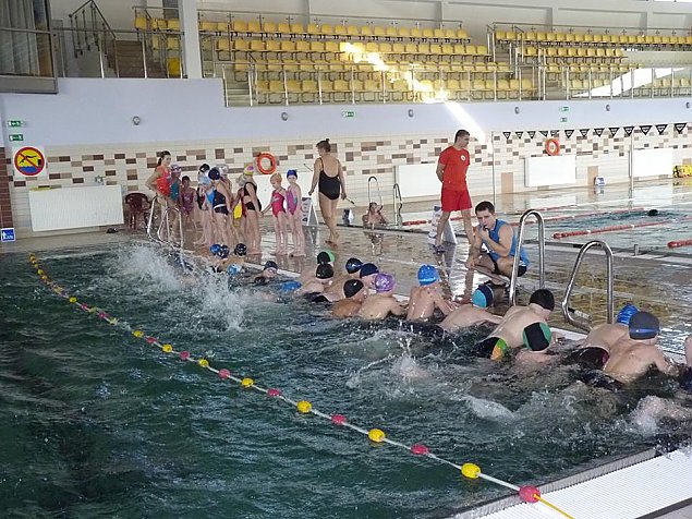 Dzieci uczą się pływać. "20 godzin to za mało"