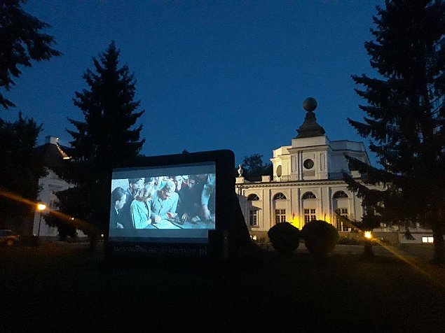 alt='Kino letnie i koncerty w parku w Jabonnie. wietny repertuar'