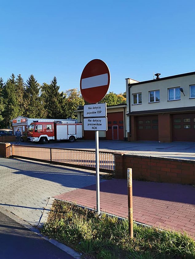 Brak wyobraźni czy głupota? Kierowcy blokują strażaków