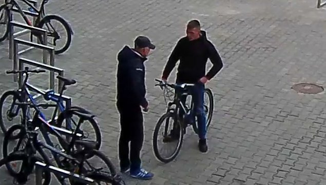 alt='Kradn rowery pod Atrium Targwek. Policja prosi o pomoc'