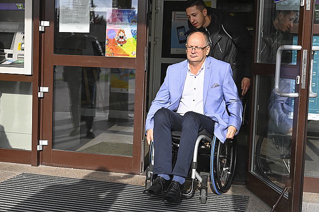Posadził wójta na wózku inwalidzkim. Barierołamacz z pasją