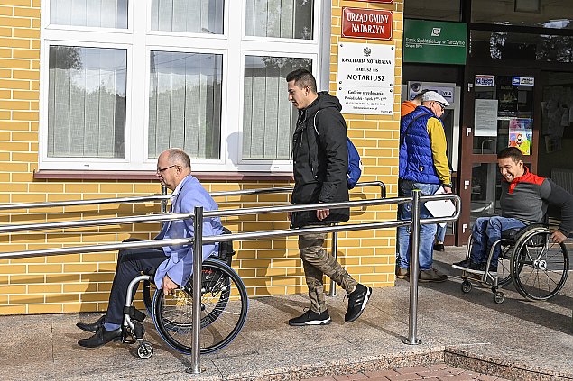 Posadził wójta na wózku inwalidzkim. Barierołamacz z pasją