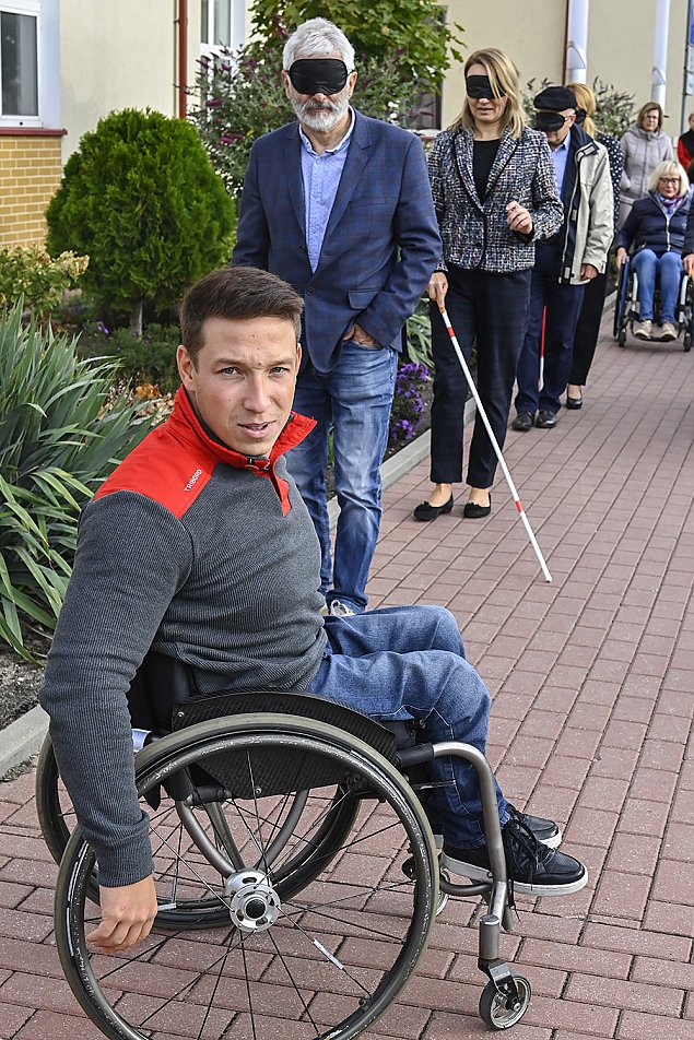 Posadził wójta na wózku inwalidzkim. Barierołamacz z pasją