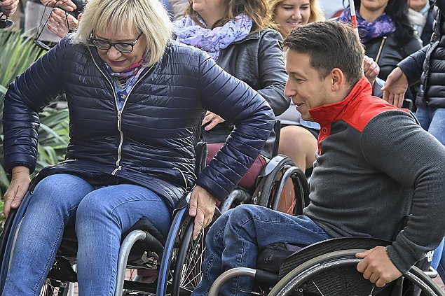 Posadził wójta na wózku inwalidzkim. Barierołamacz z pasją