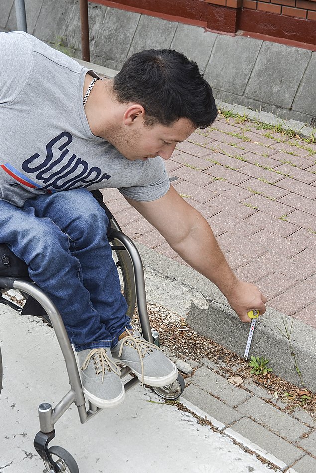Posadził wójta na wózku inwalidzkim. Barierołamacz z pasją