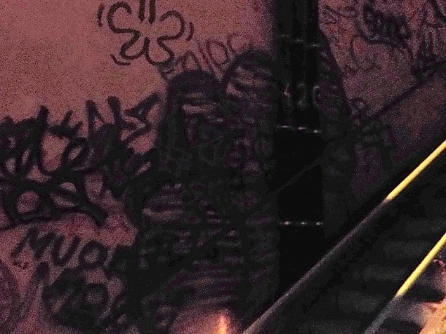 alt='Dziwna noc pod mostem. Namalowa graffiti i... wezwa policj'