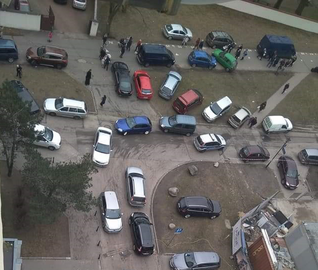 alt='Miasto zbuduje parking przy kociele na Wawrzyszewie? &quot;Wierni blokuj chodniki&quot;'