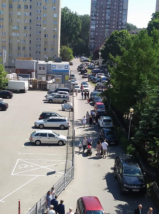 Miasto zbuduje parking przy kociele na Wawrzyszewie? "Wierni blokuj chodniki"