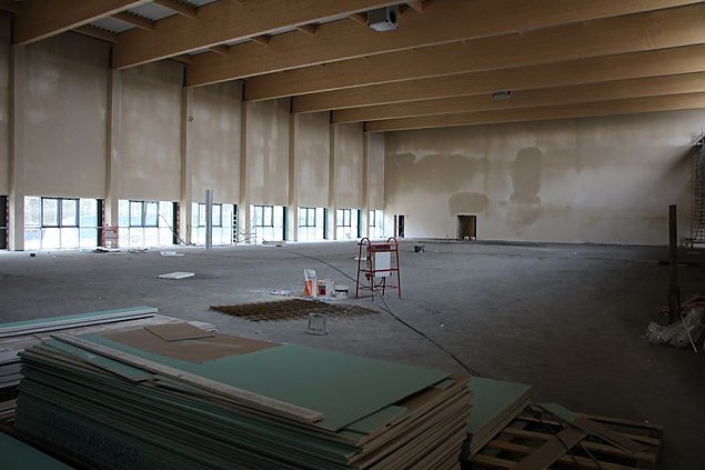 Budowa hali sportowej w Chotomowie na finiszu. Kiedy otwarcie?