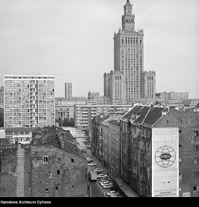 alt='Miasto neonw i... parkingw. Warszawa p wieku temu'