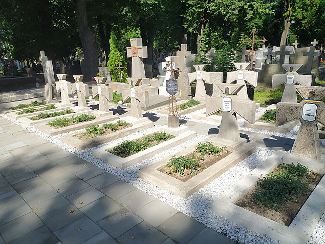 alt='Spacer po Cmentarzu Prawosawnym. Ukraiskie nagrobki jak nowe'