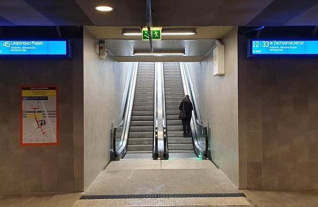alt='Dworzec Gdaski: ruchomymi schodami na peron. Czekalimy 62 lata'