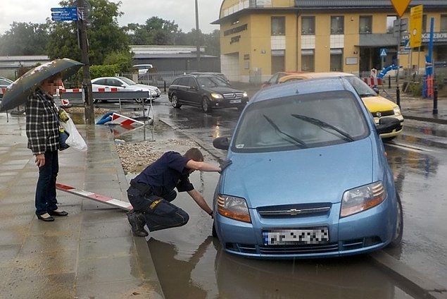 Auto zawiso na Wincentego. Pomogli kamieniarze i stranicy miejscy