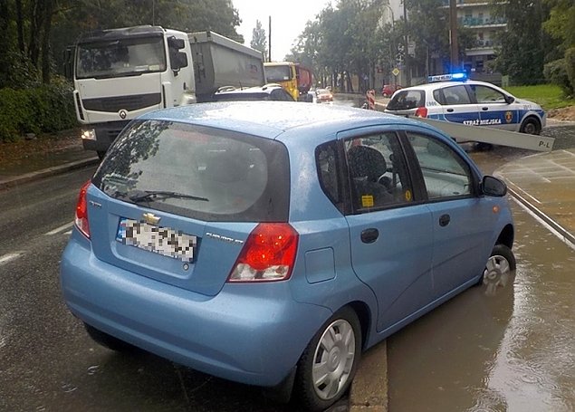 Auto zawiso na Wincentego. Pomogli kamieniarze i stranicy miejscy