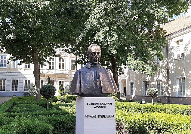 alt='Nowy pomnik w Warszawie. Popiersie prymasa Wyszyskiego odsonito przy Miodowej'