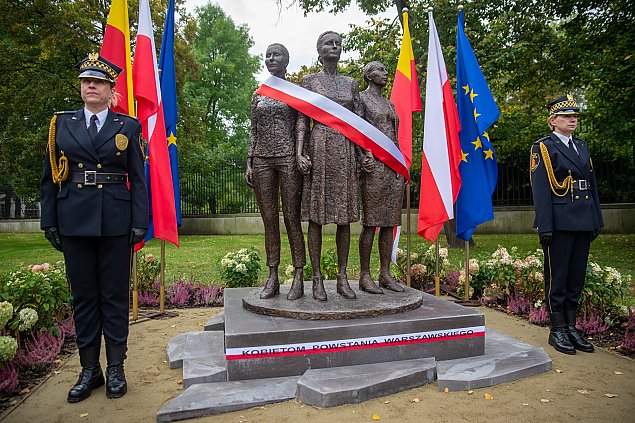 alt='Nowy pomnik w Warszawie. Kobiety powstania upamitnione'