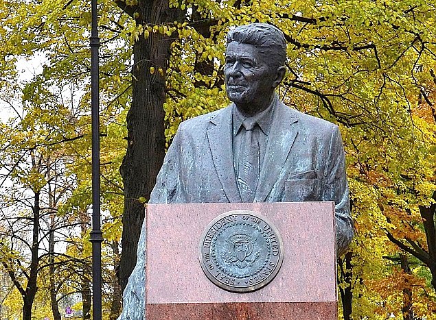 Dziesiêæ lat pomnika Reagana w Warszawie