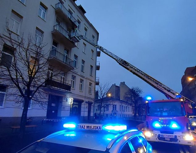 Balkon mg run na chodnik. "Przechodniw uratoway metalowe prty"