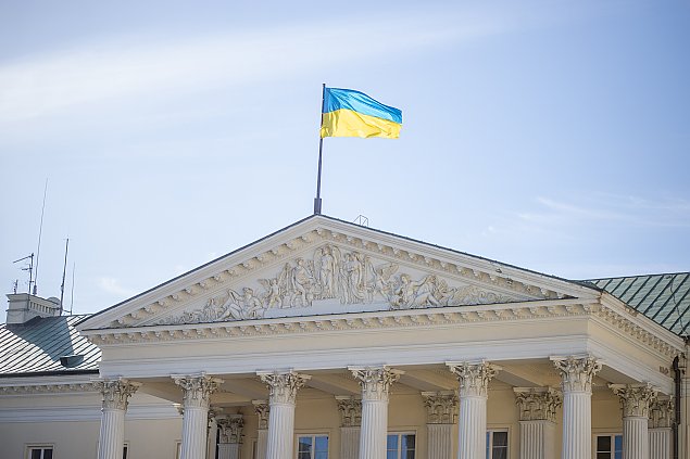 alt='Ukraiska flaga na ratuszu. Samorzd szuka miejsc dla uchodcw'