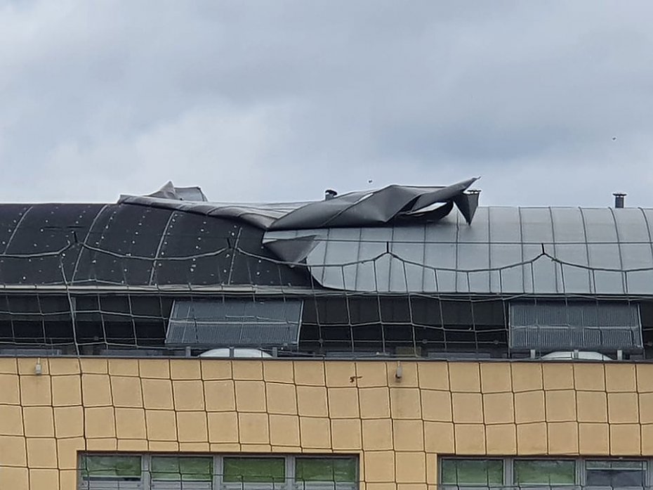 "Zawrotne" tempo naprawy dachu hali sportowej po zimowej wichurze