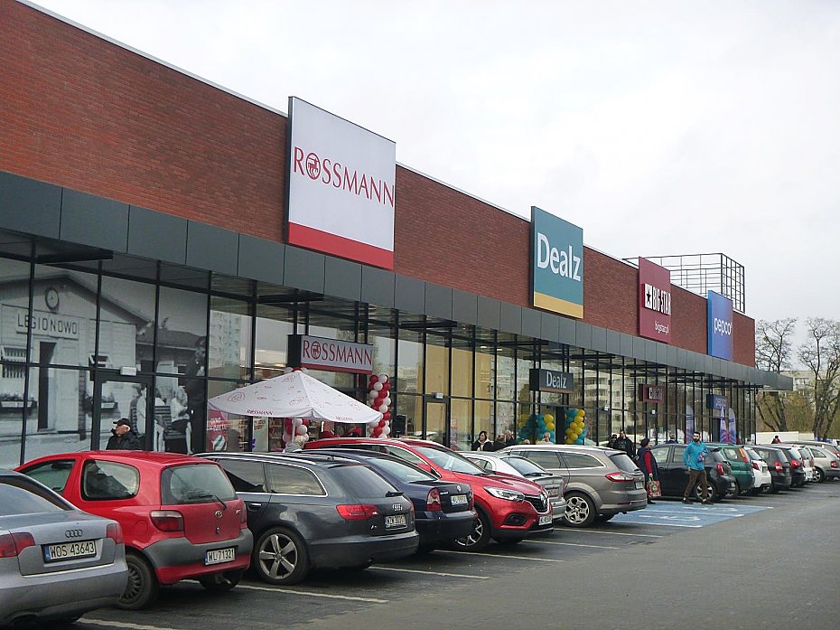 Otwarcie Maxima nie zachwycio. Na parkingu ciasno i chaotycznie