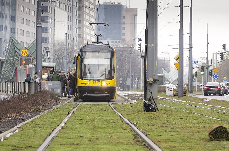 "Sianokosy" w centrum Warszawy? Tramwajarze zaskoczyli mieszkacw