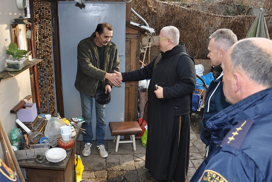 65-latek mieszka w altanie. Stranicy zaatwili mu mieszkanie