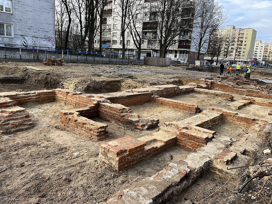 Odkrycie na terenie warszawskiego getta. Ods³onili fundamenty starej kamienicy