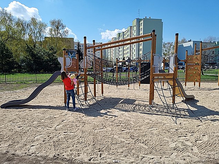 Kolejny plac zabaw znika z krajobrazu Jelonek. "To niepokojce"