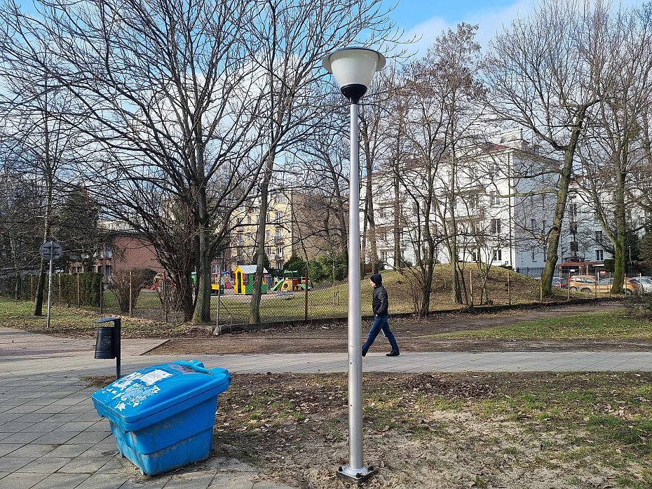 alt='Nowe lampy w parku. Gdzie znikny tabliczki z historyczn nazw?'