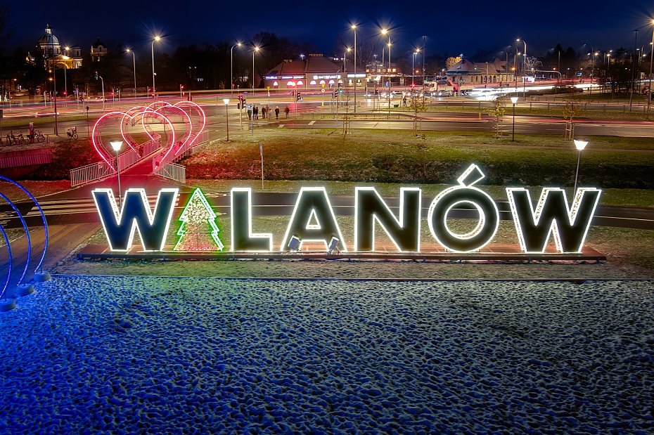 alt='Warszawa pokochaa neony. Czas na Targwek?'