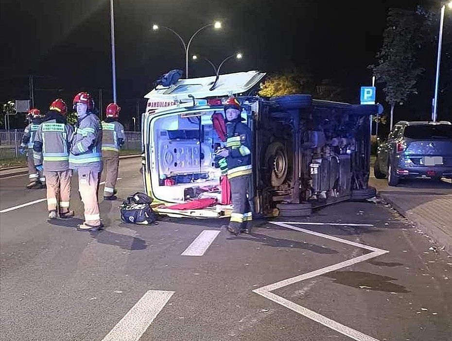 alt='Karetka przewrcona przez takswk. Wioza pacjenta'