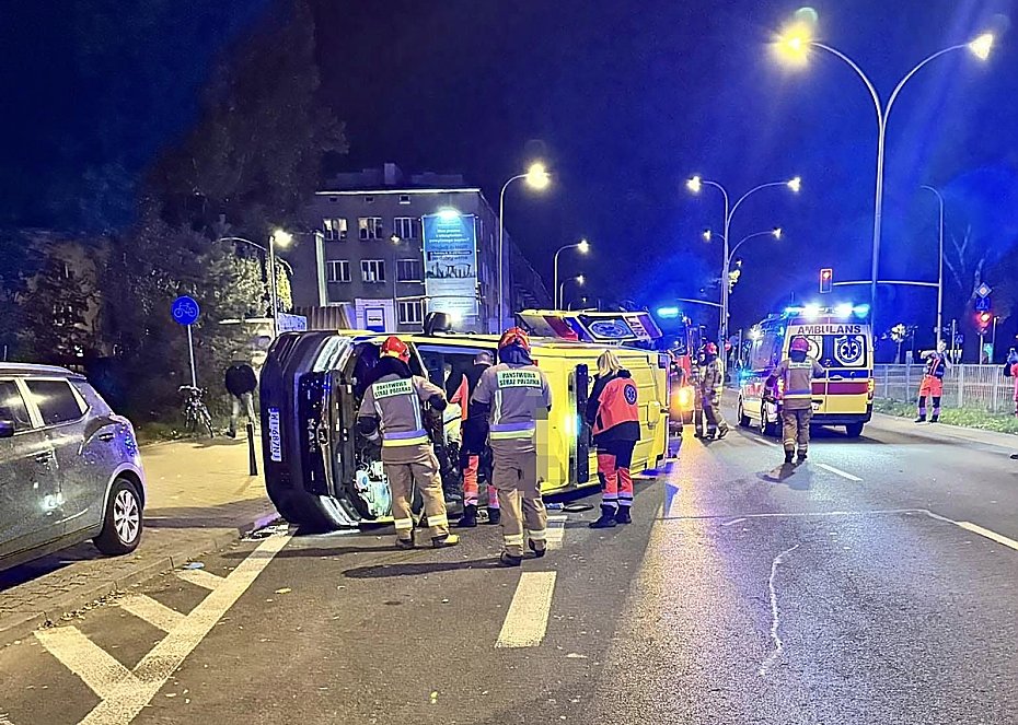 Karetka przewrcona przez takswk. Wioza pacjenta