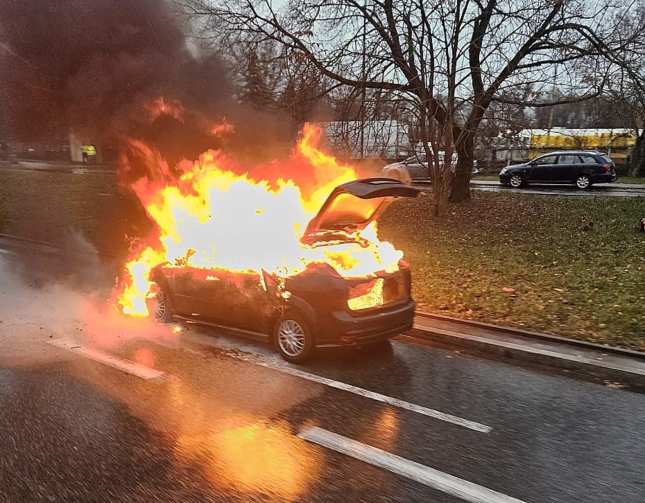 alt='Samochd spon na Maczka. Kierowca zdy wyj'