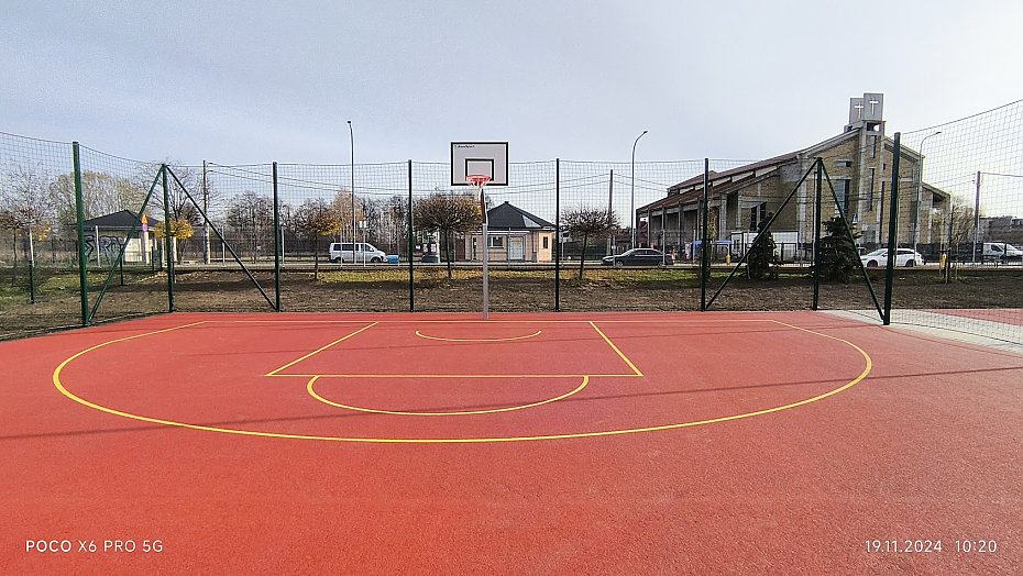 Boisko przy Ostrdzkiej po metamorfozie. Co zyskali modzi mieszkacy?