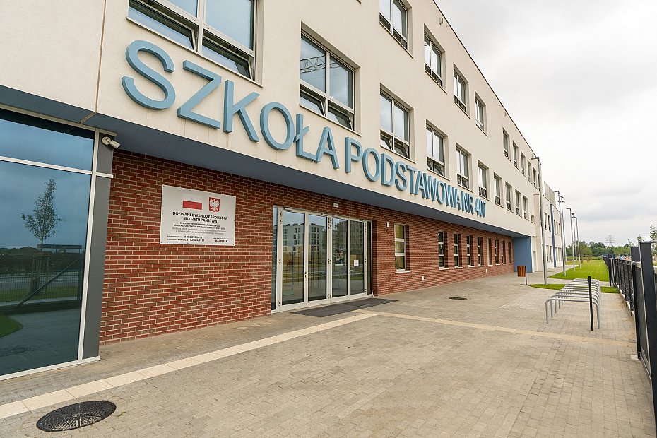 alt='Najdrosza szkoa w historii Warszawy. Zbudowana z wieloletnim opnieniem'