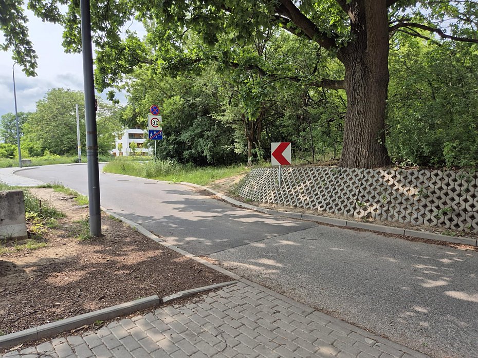 alt='Radny chce progw na Kopalnianej. Mieszkacy: problem to wskie gardo i brak chodnika'