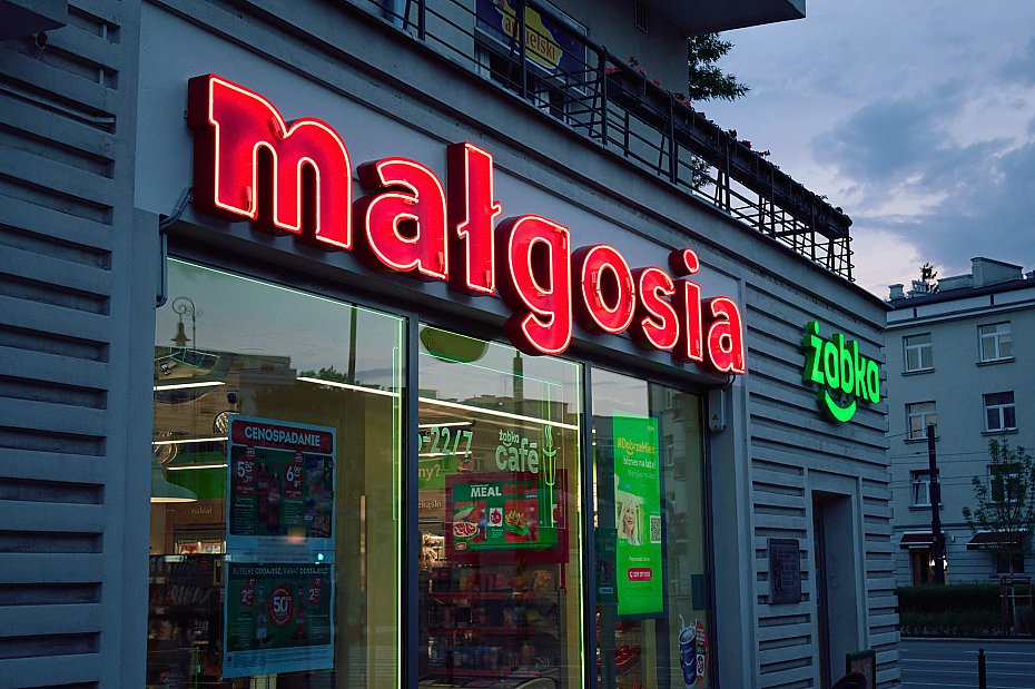 alt='Historyczny neon &quot;Magosia&quot; znw zdobi plac Wilsona'
