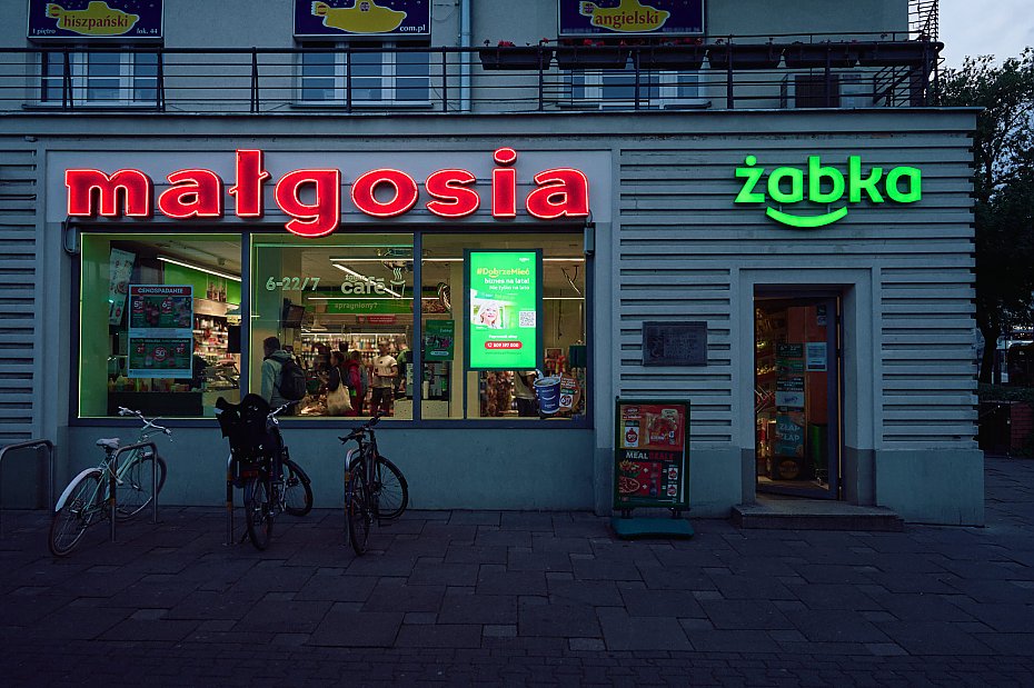 Historyczny neon "Magosia" znw zdobi plac Wilsona