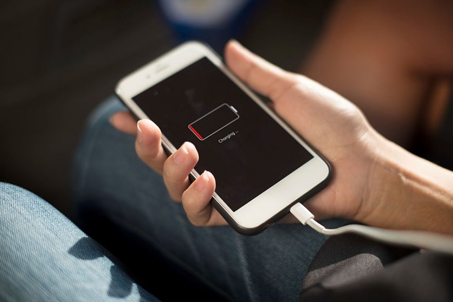 Jak bezpiecznie i szybko wymieni bateri iPhone w Warszawie: poradnik