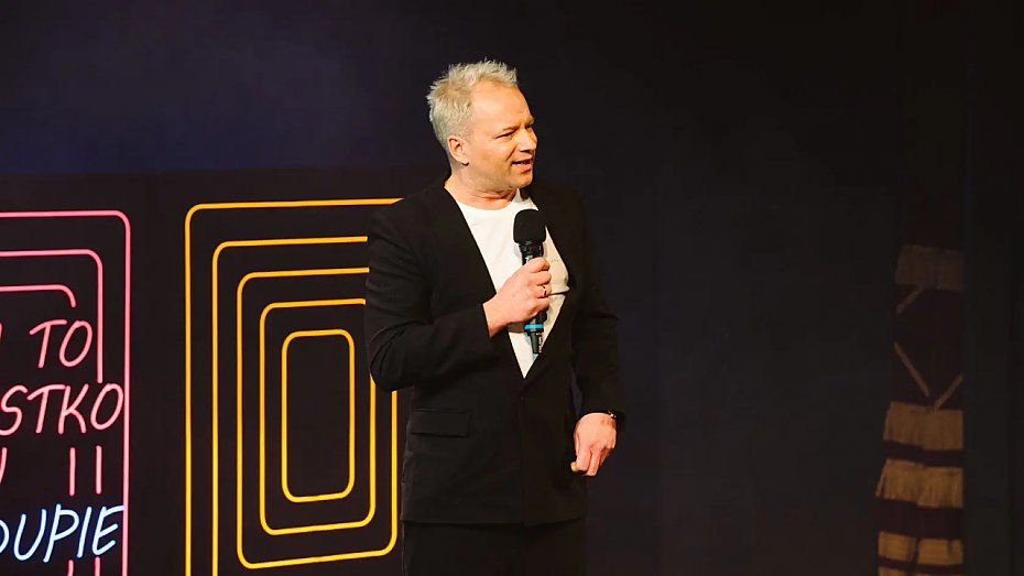alt='Maciej Stuhr na scenie Komedii. &quot;Mam to wszystko w standupie!&quot;'