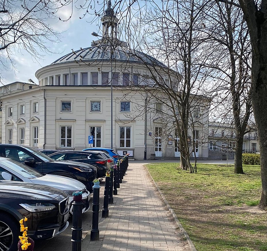 alt='Trudne parkowanie pod Teatrem Komedia'
