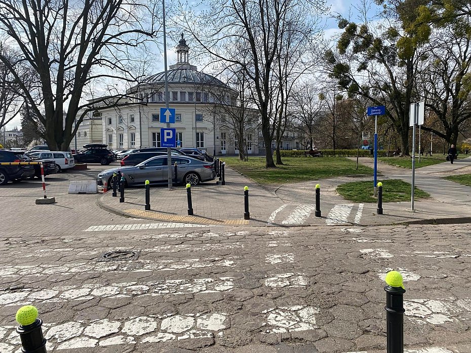 Trudne parkowanie pod Teatrem Komedia
