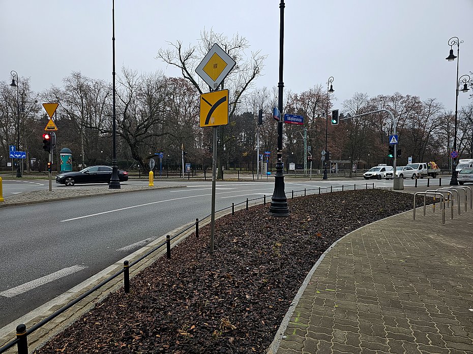 Kolejna metamorfoza placu Wilsona. Nowa awka, poideko i kwitnce krzewy