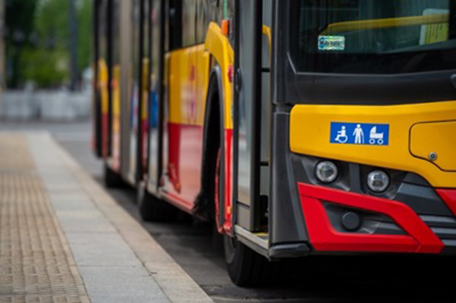 alt='Warszawa kupi 120 autobusw przegubowych. Dostawy w 2026 roku'