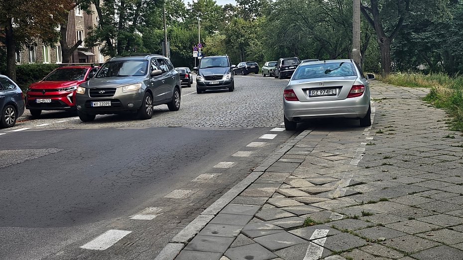 Ulica Krajewskiego w fatalnym stanie. Brakuje te zieleni